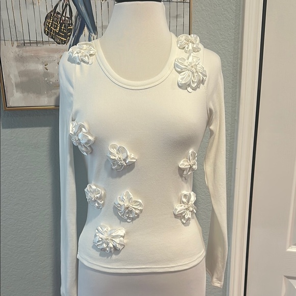 Lizette Collection Sz L White Embellished Ribbed Top with Floral Details • NWT! - Picture 1 of 11